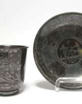 Bechertasse und Unterschale mit Chinoiserie bzw. jagdlicher Szene