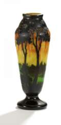Keulenförmige Vase mit Abendlandschaft