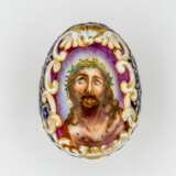 Porzellan-Osterei mit reliefartiger Struktur und Darstellung der Verkündigung und des dornengekrönten Jesus - Foto 2