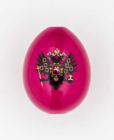 Porzellan-Osterei mit russischem Wappen auf purpurnem Fond - photo 1