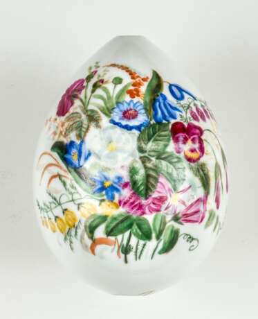 Grosses Porzellan-Osterei mit Blumenstrauss - Foto 1