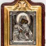 Ikone der Gottesmutter Tolgskaja mit Silberoklad im Kiot und rückseitiger Segensinschrift des Erzbischofs Ionafan von Jaroslavl und Rostov aus dem Jahre 1890 - photo 1