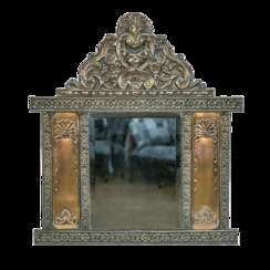 Spiegel für den Flur mit den Bürsten in geschnitzten Rahmen aus Messing aus der ersten Hälfte des XX Jahrhunderts