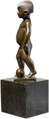 Albert Holl (1890 - 1970) - Bronzeskulptur "Stehender Knabe mit Kugel", datiert 1922 - photo 2