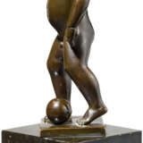 Albert Holl (1890 - 1970) - Bronzeskulptur "Stehender Knabe mit Kugel", datiert 1922 - Foto 2