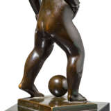 Albert Holl (1890 - 1970) - Bronzeskulptur "Stehender Knabe mit Kugel", datiert 1922 - фото 3