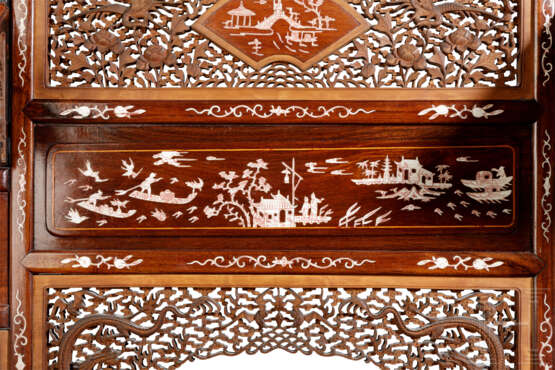 Reich intarsiertes und geschnitztes Regal, China, für den europäischen Markt, Ende 19. Jahrhundert - Foto 7