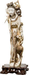 Große Elfenbeinfigur der Guanyin, China, um 1900