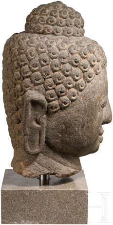Großer Buddha-Kopf aus Vulkangestein, Borobudur/Java, 9. Jahrhundert - photo 6