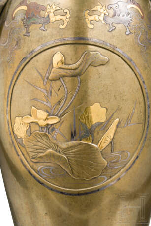 Ein Paar gold-, silber- und kupfereingelegte Bronzevasen, Japan, Meiji-Periode - Foto 7