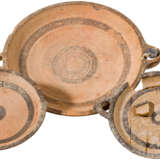 Drei Teller, zyprisch-geometrisch I, 1050 - 950 vor Christus - Foto 1