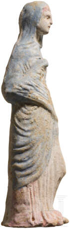 Terrakottafigur einer mit Chiton und Himation bekleideten Dame, Canosa, Apulien, 4. - 3. Jahrhundert vor Christus - photo 2