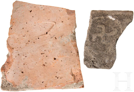 Zwei Ziegelfragmente, eines mit Stempel der 11. Legion, römisch, 2. Hälfte 1. Jahrhundert - 3. Jahrhundert - Foto 1