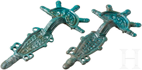 Ein Paar Fünfknopf-Bügelfibeln, slawisch, Südosteuropa, Mitte 6. Jahrhundert - photo 1