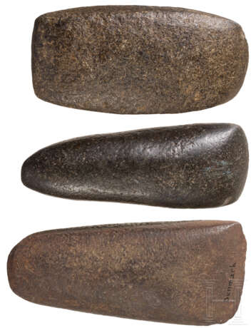 Drei neolithische Steinbeile, England und Dänemark, ca. 4700 - 2200 vor Christus - Foto 1