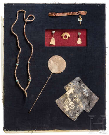 Sammlung präkolumbianischer Goldschmuck in Schaukasten, ca. 1. - 13. Jahrhundert - Foto 3