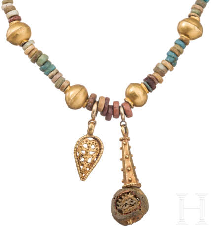 Perlenkette mit sechs Goldperlen und zwei Anhängern - фото 2