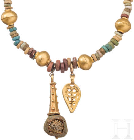 Perlenkette mit sechs Goldperlen und zwei Anhängern - фото 3