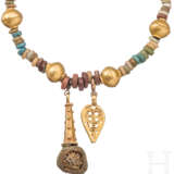 Perlenkette mit sechs Goldperlen und zwei Anhängern - фото 3