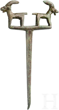 Nadel mit zwei Steinböcken, Luristan, 10. - 9. Jahrhundert vor Christus - Foto 1
