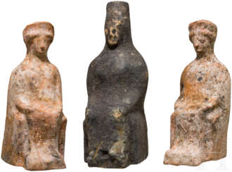 Gruppe von drei thronenden Göttinnen, griechisch-hellenistisch, ca. 3. - 1. Jahrhundert vor Christus