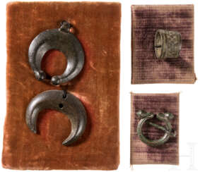 Zwei Lunula-Anhänger, eine Omegafibel und ein Fingerhut, römisch, 1. - 3. Jahrhundert
