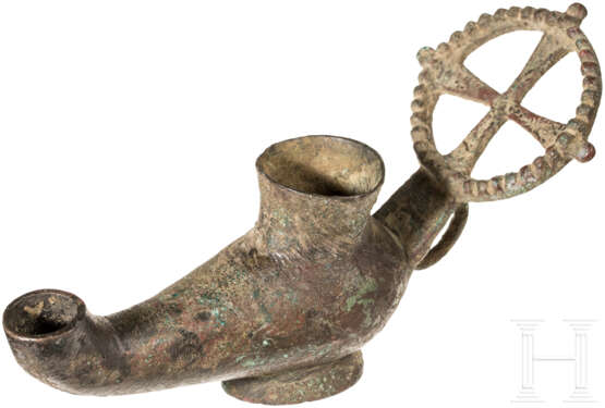 Bronzelampe mit Kreuzgriff, frühbyzantinisch, 5. Jahrhundert - photo 1