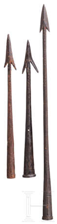 Drei Speerspitzen mit Widerhaken, Südeuropa, 9. - 10. Jahrhundert - Foto 1