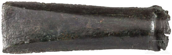 Flache Tüllenaxt, Bronzezeit, ca. 1000 vor Christus - фото 1