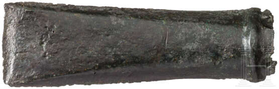 Flache Tüllenaxt, Bronzezeit, ca. 1000 vor Christus - фото 2