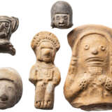 Terrakottafigur und vier Fragmente, Peru, präkolumbianisch - Foto 1