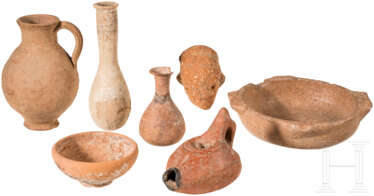 Fünf kleine antike Tongefäße, eine Öllampe und ein Nok-Kopf