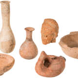 Fünf kleine antike Tongefäße, eine Öllampe und ein Nok-Kopf - Foto 2
