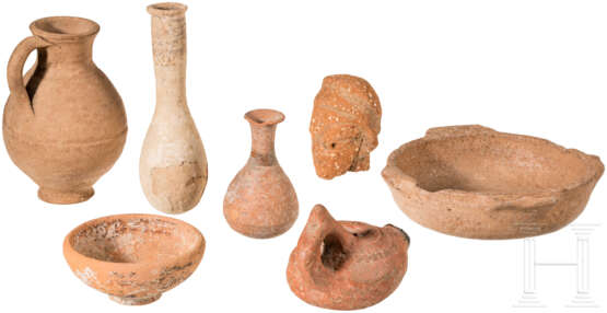 Fünf kleine antike Tongefäße, eine Öllampe und ein Nok-Kopf - photo 2