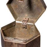 Seltene, hexagonale Eisendose mit Geheimverschluss, Frankreich, Ende 16. Jahrhundert - photo 2