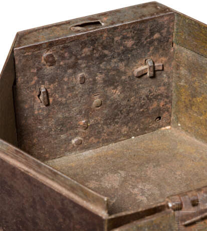 Seltene, hexagonale Eisendose mit Geheimverschluss, Frankreich, Ende 16. Jahrhundert - photo 3