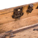 Eisenbeschlagene, hölzerne Kriegskasse, deutsch, 17. Jahrhundert - Foto 3