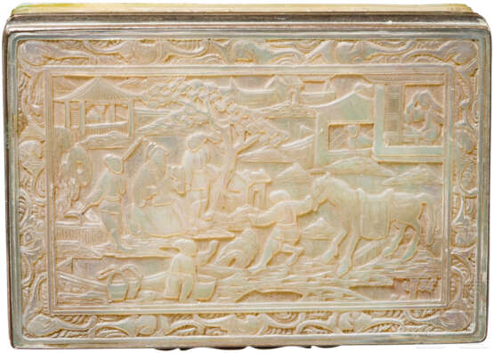 Fein geschnitzte Perlmutt-Tabatiere, chinesische Exportarbeit, um 1800 - Foto 2