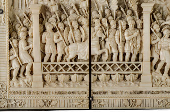 Außergewöhnliches, großes Elfenbein-Triptychon mit Darstellungen der Überquerung Kaiser Marc Aurels über die Donau, Italien, 19. Jahrhundert - Foto 3