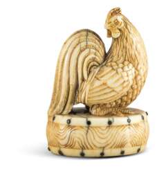  Netsuke: Hahn auf Trommel