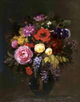 Üppiger Strauß in griechischer Vase