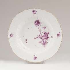 Große runde Platte mit Purpurblumen