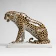 Große Tierfigur 'Sitzender Leopard' - Auktionsarchiv