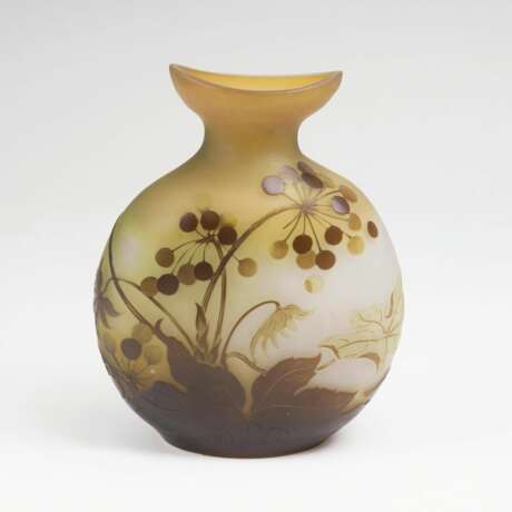 Emile Gallé. Herzförmige Vase mit Scheinrebe - photo 1
