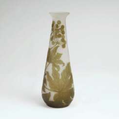 Konische Jugendstil-Vase mit Scheinrebe