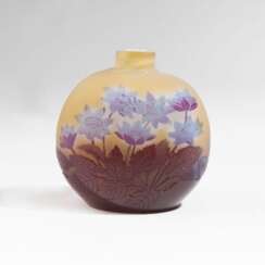 Seltene Flacon-Vase mit Anemonen
