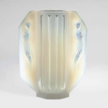 Edmond Laurent Etling. Art-déco Opalglas-Vase mit Frauenakten - Foto 1