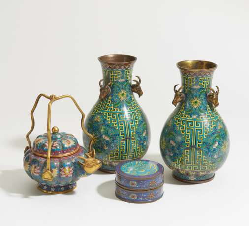  Paar Vasen und eine Kanne mit Widderköpfen - photo 1