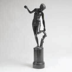 Figur 'Antike Athletin mit Kugel'