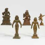  Zwei sitzende Götter, tanzender Krishna und zwei stehende Göttinen - photo 1